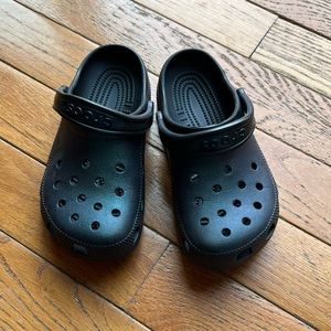 Iridescent black crocs M4/W6